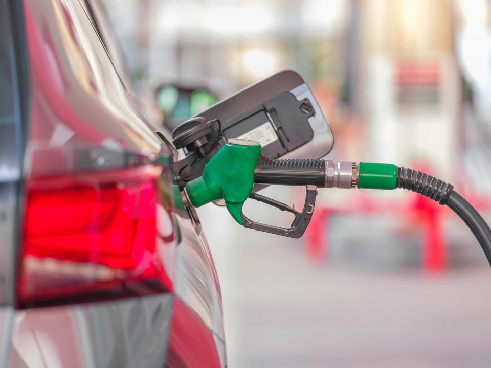 The Fed Raises Rates as Oil Tops $100: What It Means for Stocks and Investors